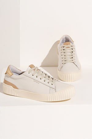 Tênis Couro Creme Cadarço Detalhe Dourado Classic