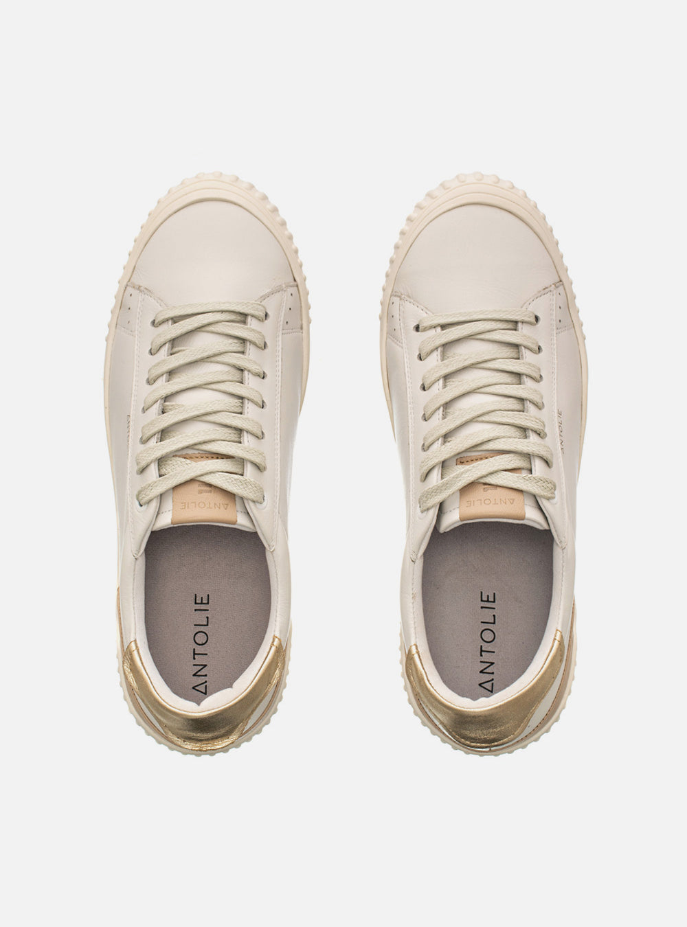 Tênis Couro Creme Cadarço Detalhe Dourado Classic