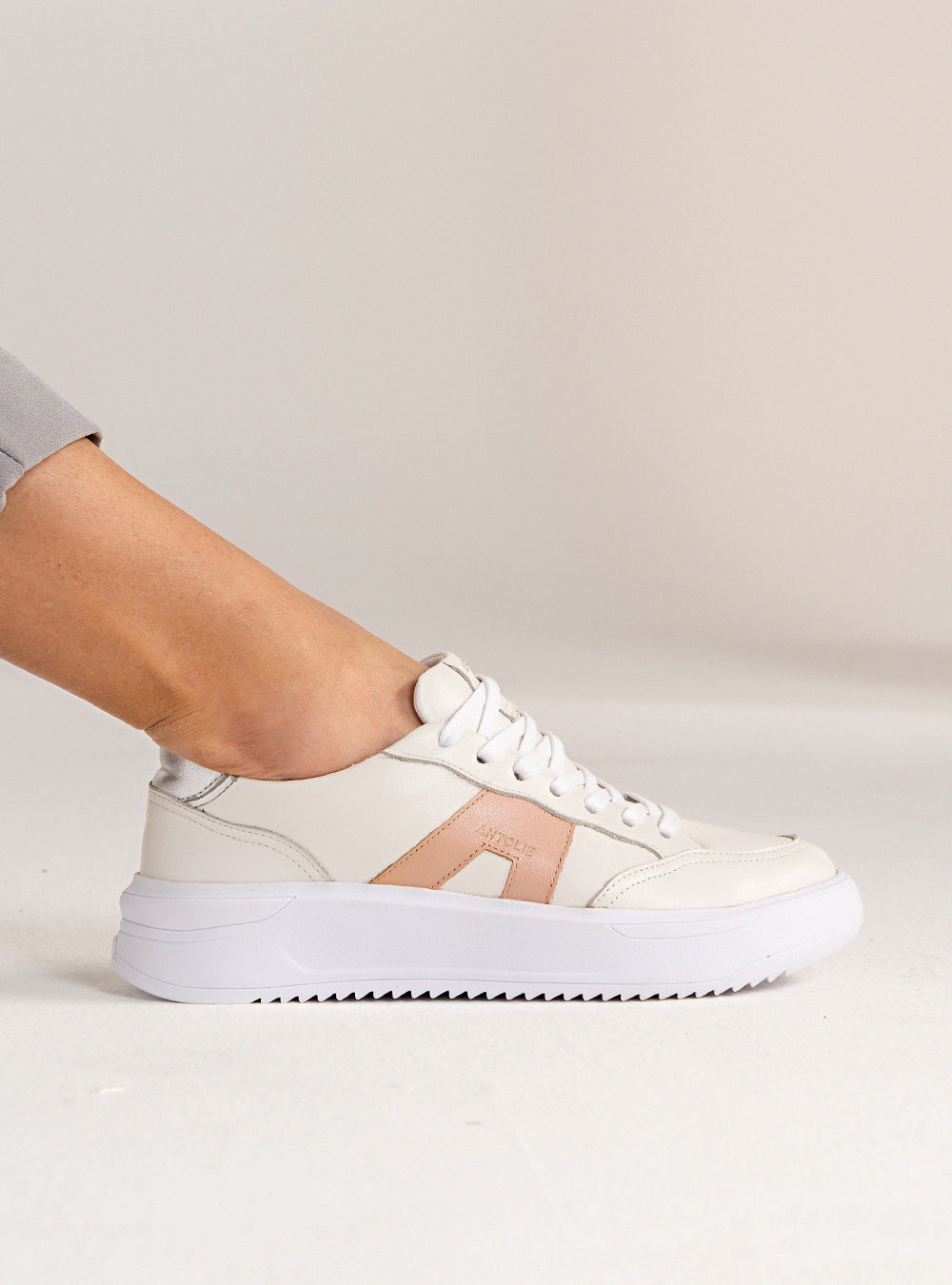 Tênis Couro Creme Urban Detalhe Vanilla