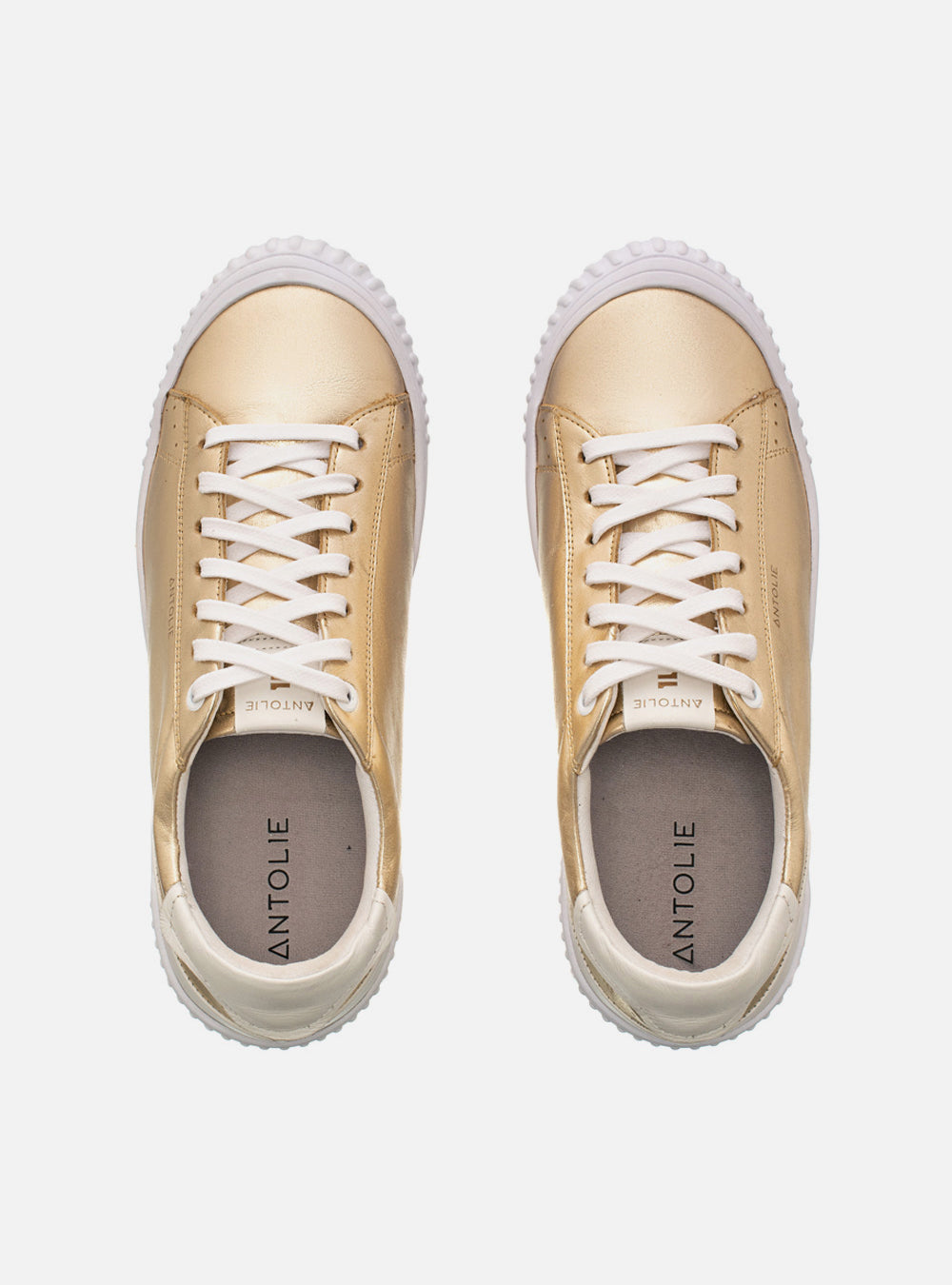 Tênis Feminino em Couro Dourado com Cadarço e Detalhe Branco