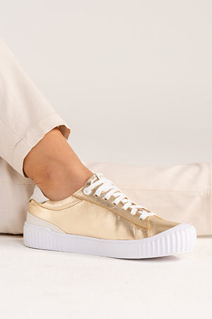 Tênis Couro Dourado Cadarço Detalhe Branco Classic