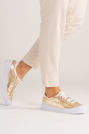 Tênis Couro Dourado Cadarço Detalhe Branco Classic