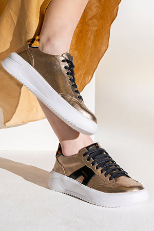 Tênis Couro Dourado Urban Detalhe Preto