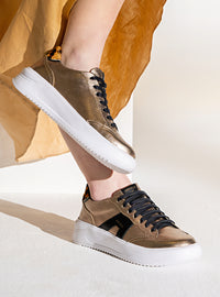 Tênis Couro Dourado Urban Detalhe Preto