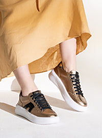 Tênis Couro Dourado Urban Detalhe Preto