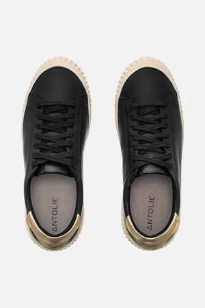 Tênis Couro Preto Cadarço Detalhe Dourado Classic