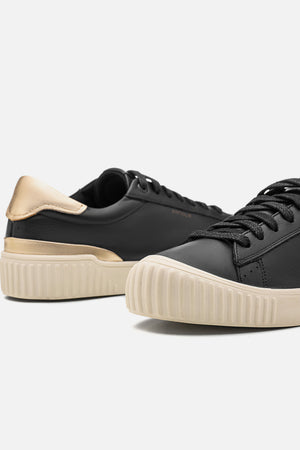Tênis Couro Preto Cadarço Detalhe Dourado Classic