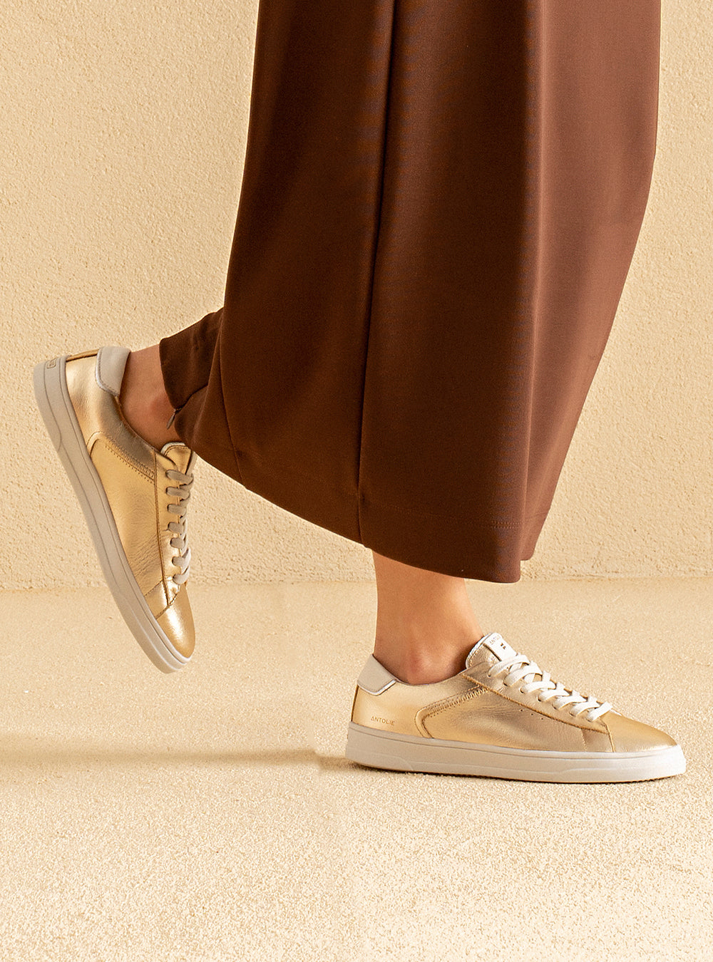 Tênis em couro Dourado Casual