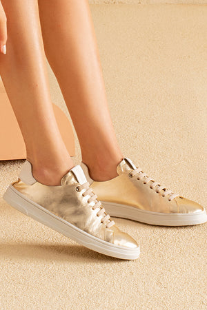 Tênis em Couro Dourado Elástico Basics