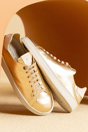 Tênis em Couro Dourado Elástico Basics