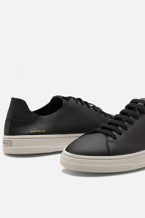 Tênis em Couro Preto Elástico Basics