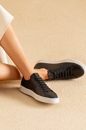 Tênis em Couro Preto Elástico Basics