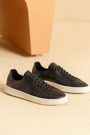 Tênis em Couro Preto Elástico Basics