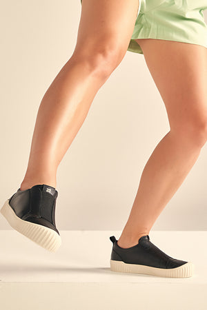 Tênis em Couro Slip On Olivia Preto