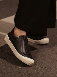 Tênis em Couro Slip On Olivia Preto
