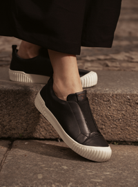 Tênis em Couro Slip On Olivia Preto