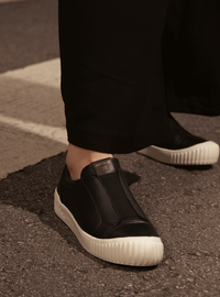 Tênis em Couro Slip On Olivia Preto