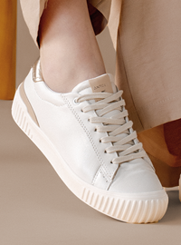 Tênis Couro Creme Cadarço Detalhe Dourado Classic